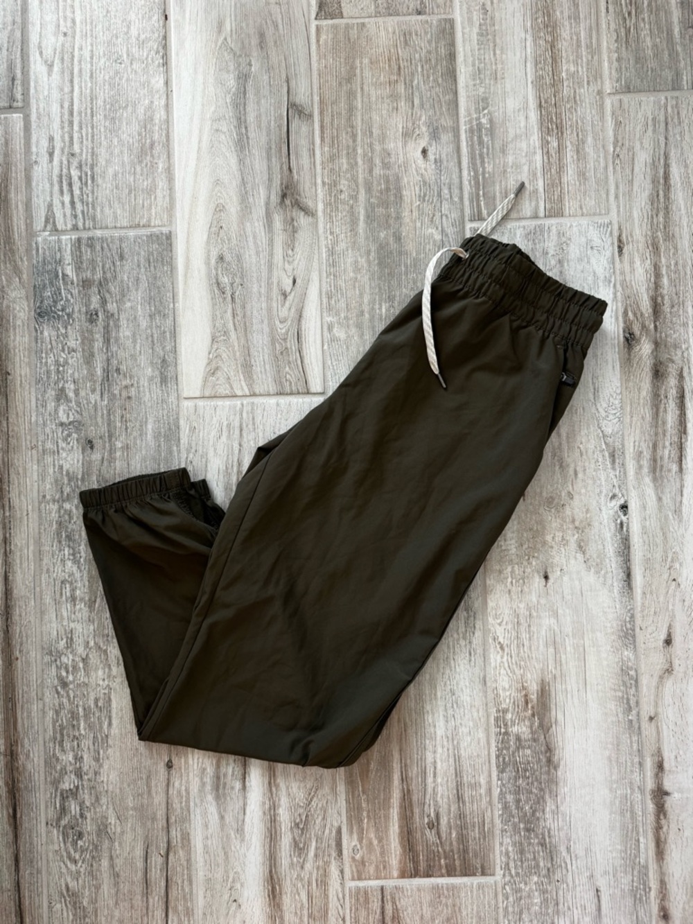 Vuori Women's Miles Jogger Size Small Oregano Green Like New - Picture 8 of 12